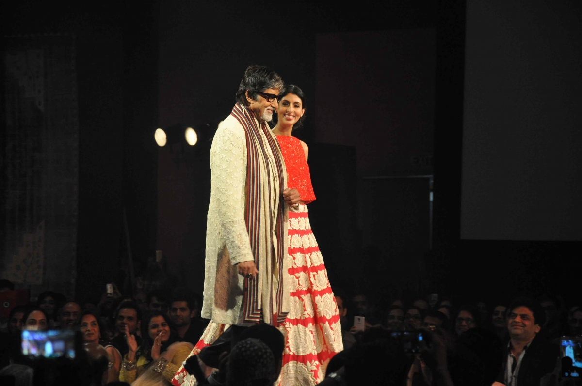 Mijwan 2015: Sonam Kapoor, Sonakshi Sinha, Abhishek Bachchan Walk The Ramp With Their Star Parents [PHOTOS]