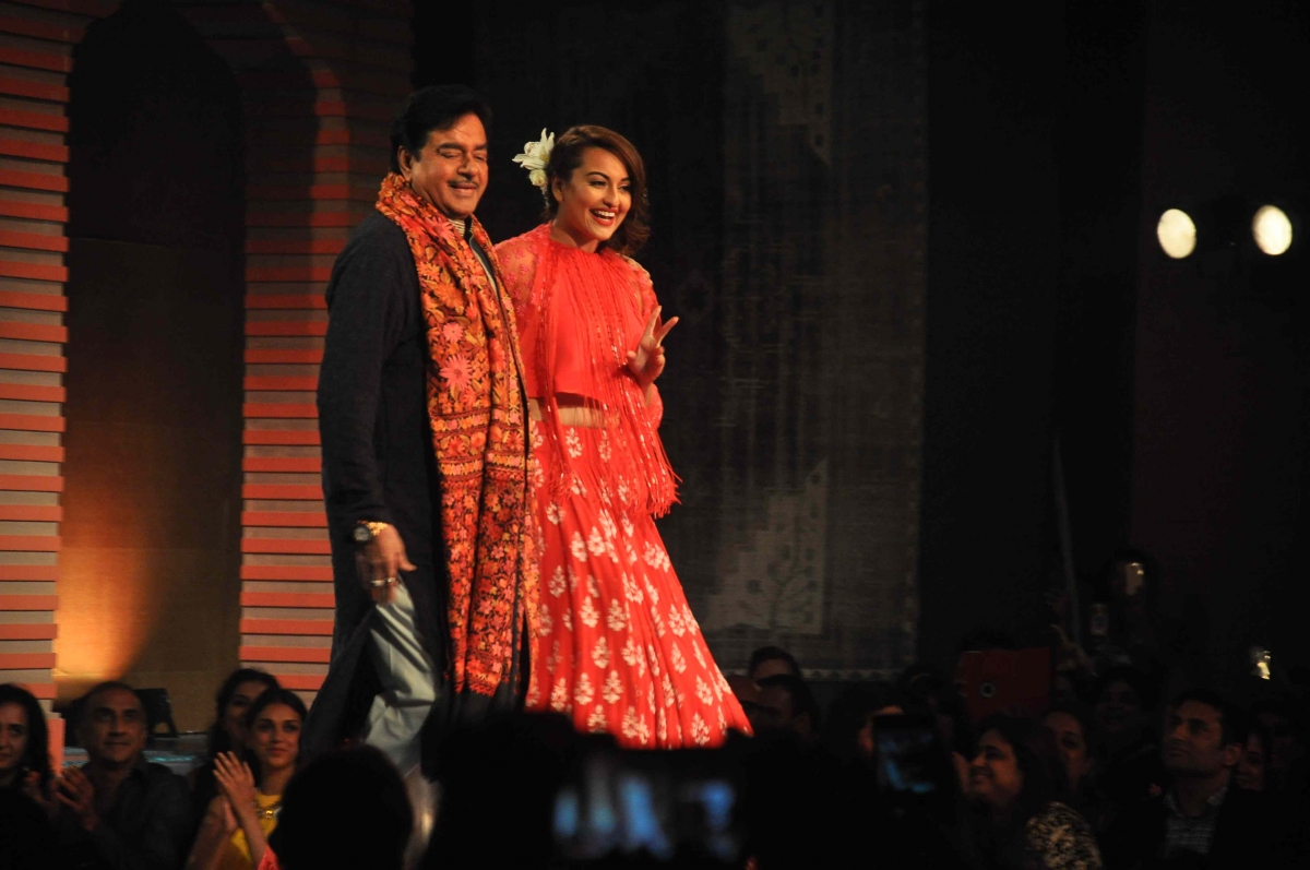 Mijwan 2015: Sonam Kapoor, Sonakshi Sinha, Abhishek Bachchan Walk The Ramp With Their Star Parents [PHOTOS]