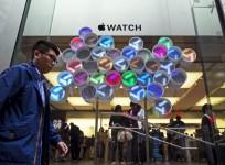 shoppers-flock-to-try-on-the-apple-watch