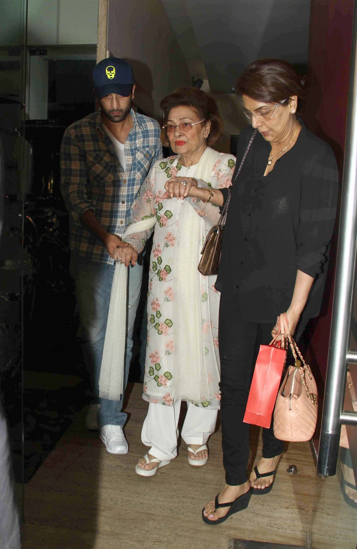 Katrina Kaif Spotted having Dinner with Ranbir Kapoor and Family ...