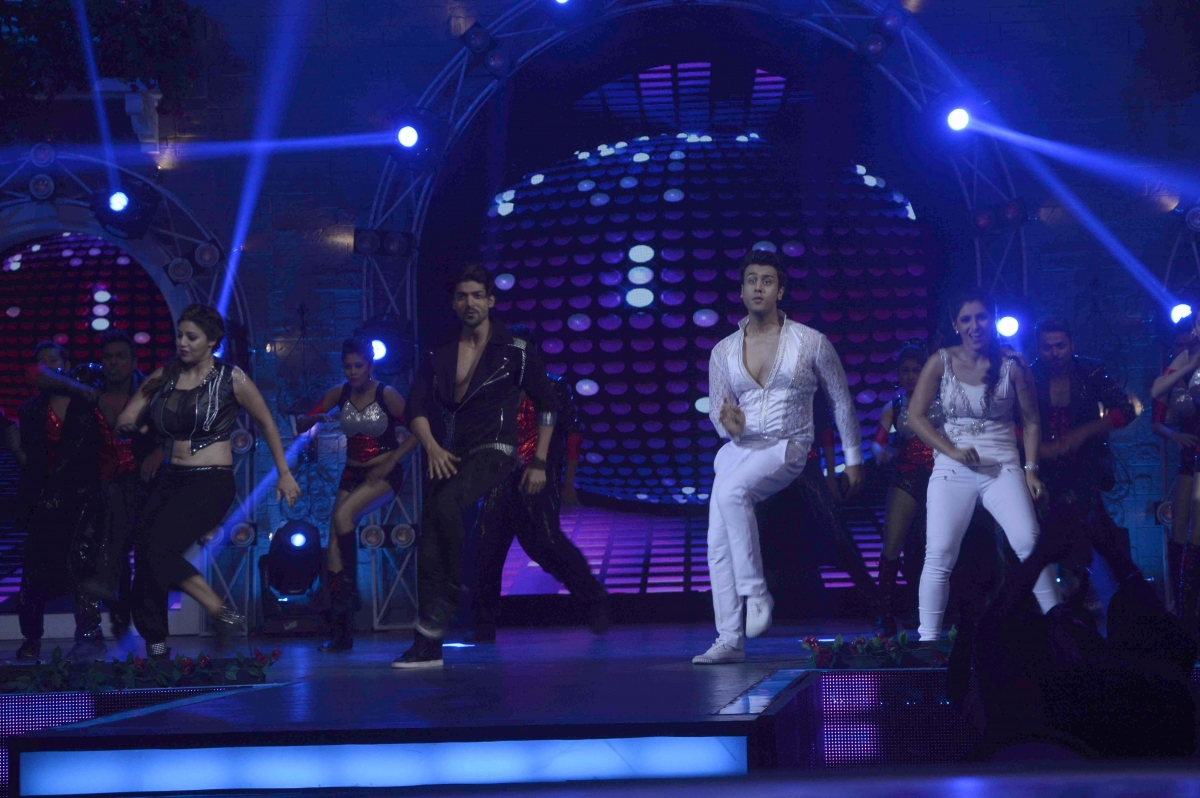 Actor Gurmeet Choudhary and chef Ripudaman Handa perform at the grand finale of Masterchef India 4