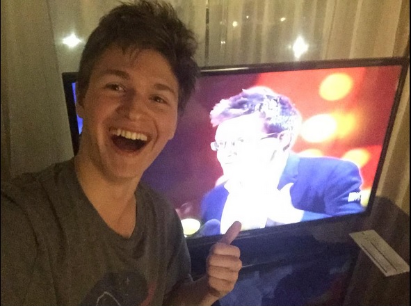 Ansel Elgort watching MTV Movie Awards win Ansel Elgort watching MTV Movie Awards win