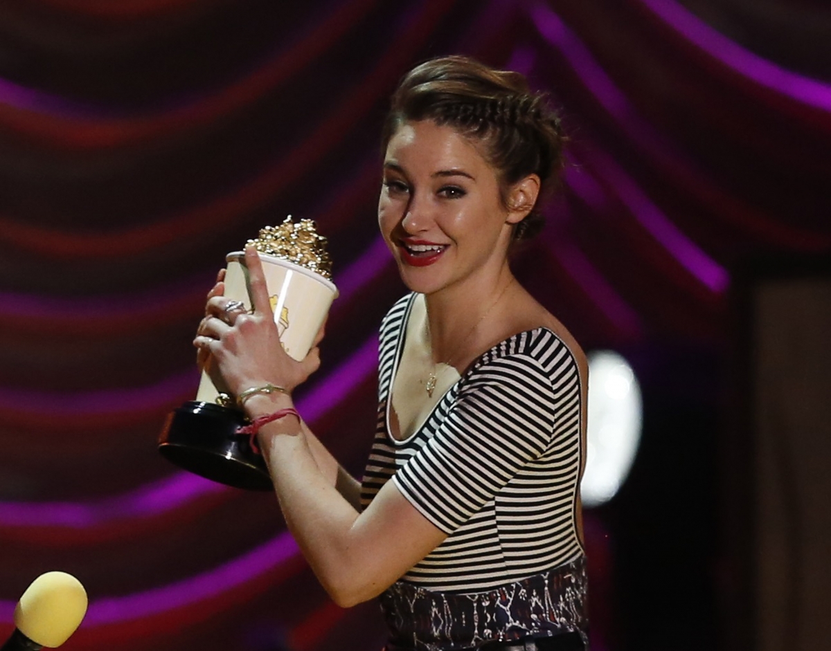 Movie awards. Shailene Woodley 2010 MTV movie Awards. MTV 2015 movie Awards. MTV film Awards. Премия МТВ фильм 2019 награда.