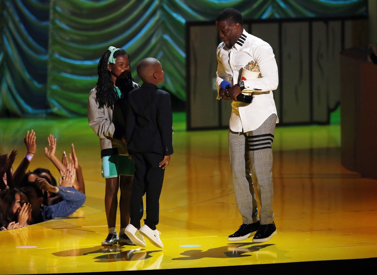Kevin Hart and his children accept MTV Comedic Genius Award Kevin Hart and his children accept MTV Comedic Genius Award