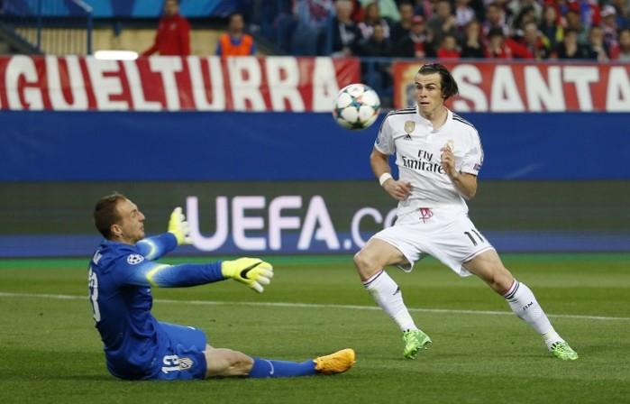 Atletico Madrid goalkeeper Kan Oblak makes a terrific save off Real Madrid forward Gareth Bale in their Champions League quarterfinal first leg Gareth Bale Real Madrid Jan Oblak Atletico Madrid