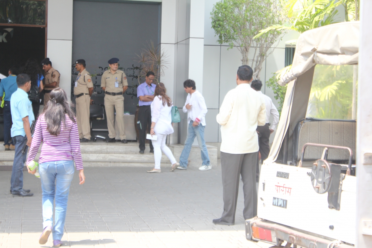 Shah Rukh Khan with wife Gauri Leaves for Goa