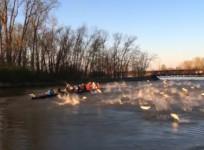 us-jumping-giant-fish-attack-university-rowers-in-missouri-lake