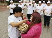 Boyfriend Fattens Girlfriend in China