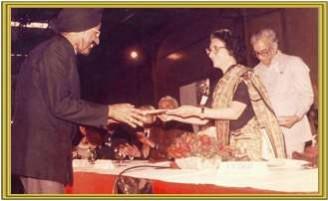 Prime Minister, Mrs. Indira Gandhi gives away the keys of the first Maruti 800 to the first customer, Mr. Harpal Singh -Dec, 1983. Maruti 800 first car Harpal singh