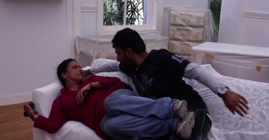 Making of 'Gabbar Is Back': Akshay Kumar is Taught To Romance Kareena Kapoor Khan