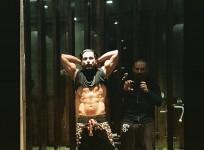 Shahid Kapoor Flaunts his Abs