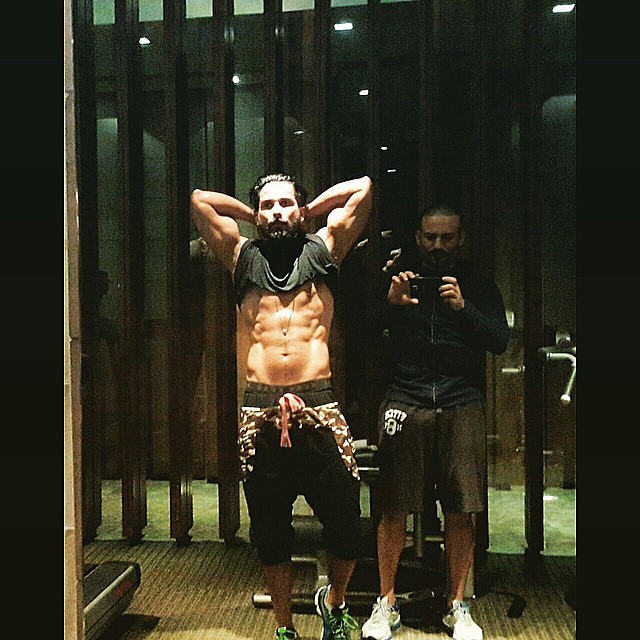 Shahid Kapoor Flaunts his Abs