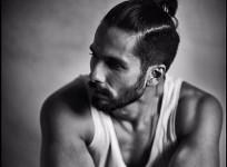 Shahid Kapoor Flaunts his Abs