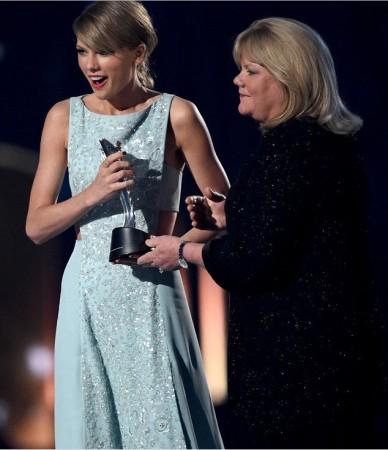 Taylor Swift receives the Milestone Awards from her mother Andrea Swift at the Academy of Country Music awards. taylor swift