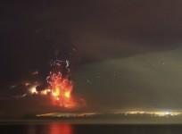chile-calbuco-volcano-erupts-belching-ash-and-smoke-into-the-sky