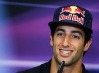 ricciardo-shows-off-red-bull-formula-one-car-in-vienna