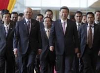Malaysian Prime Minister Najib Razak (front, L) walks with Chinese President Xi Jinping (front, R) during the Malaysia China Economic Summit in Kuala Lumpur October 4, 2013.