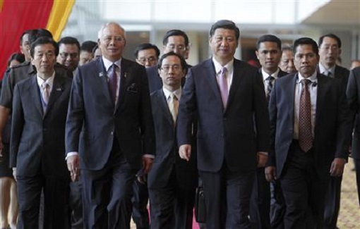 Malaysian Prime Minister Najib Razak (front, L) walks with Chinese President Xi Jinping (front, R) during the Malaysia China Economic Summit in Kuala Lumpur October 4, 2013.