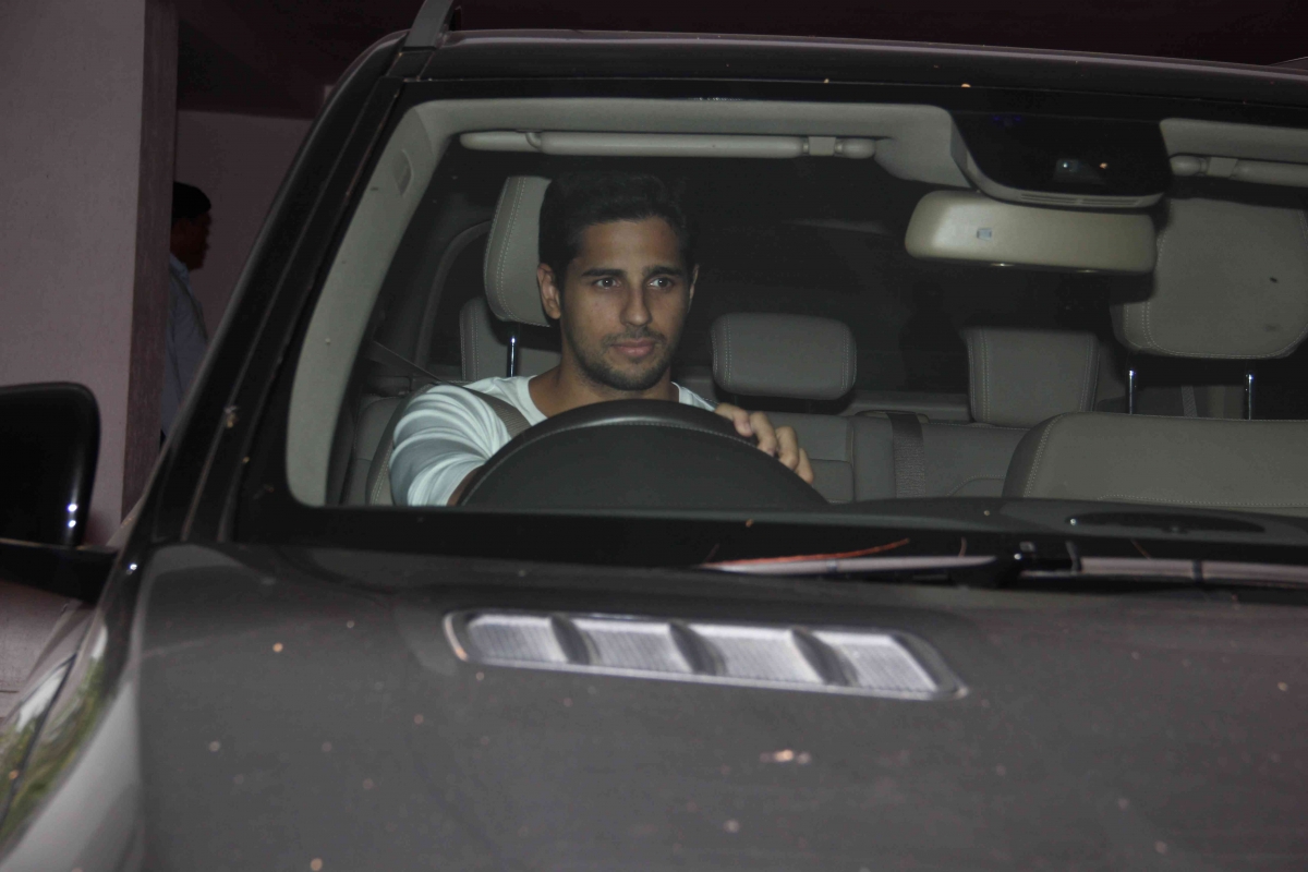 Sidharth Malhotra Alia Bhatt, Sidharth Malhotra, Anushka Sharma and Other B-Town Celebs Attend Karan Johar's Party
