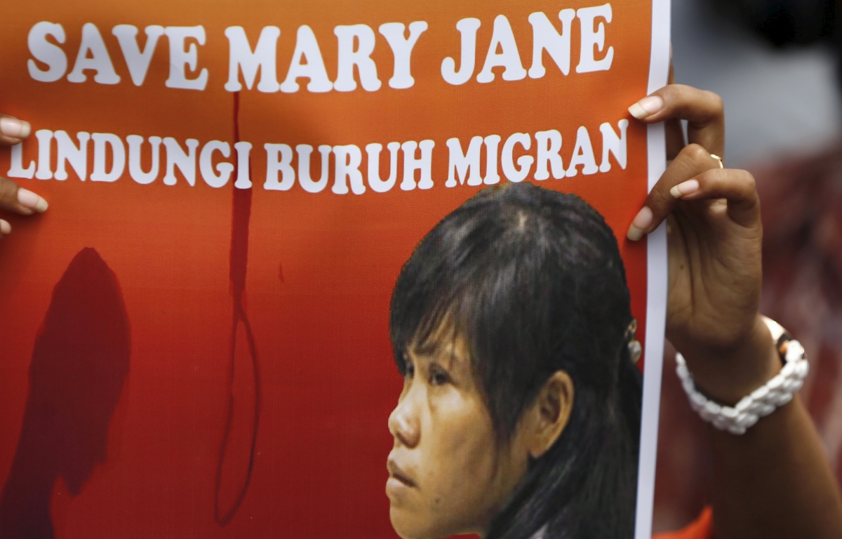 A protester holds up a placard calling for the life of Mary Jane Veloso, a Filipina facing execution, to be saved during a protest in Cilacap, Central Java province, Indonesia, April 26, 2015. Mary Jane Veloso