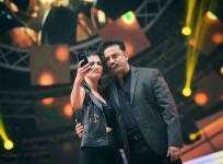Shruthi Haasan and Kamal Haasan performed Live at Vijay Awards