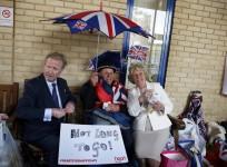royal-baby-royal-lookalikes-entertain-fans-outside-st-marys-hospital