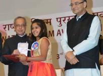 Pranab Mukherjee giving award to Uthara Unnikrishnan