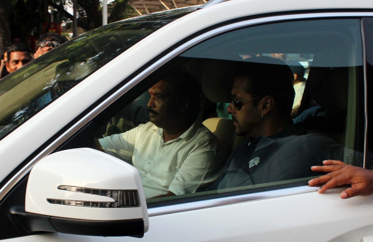 Shah Rukh Khan, Sister Arpita Visit Salman Day Ahead of 2002 Hit and Run Case Verdict