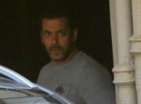 Kareena Kapoor Khan, Varun Dhawan, Hrithik Roshan and Other Celebs Visit Salman Khan's Residence