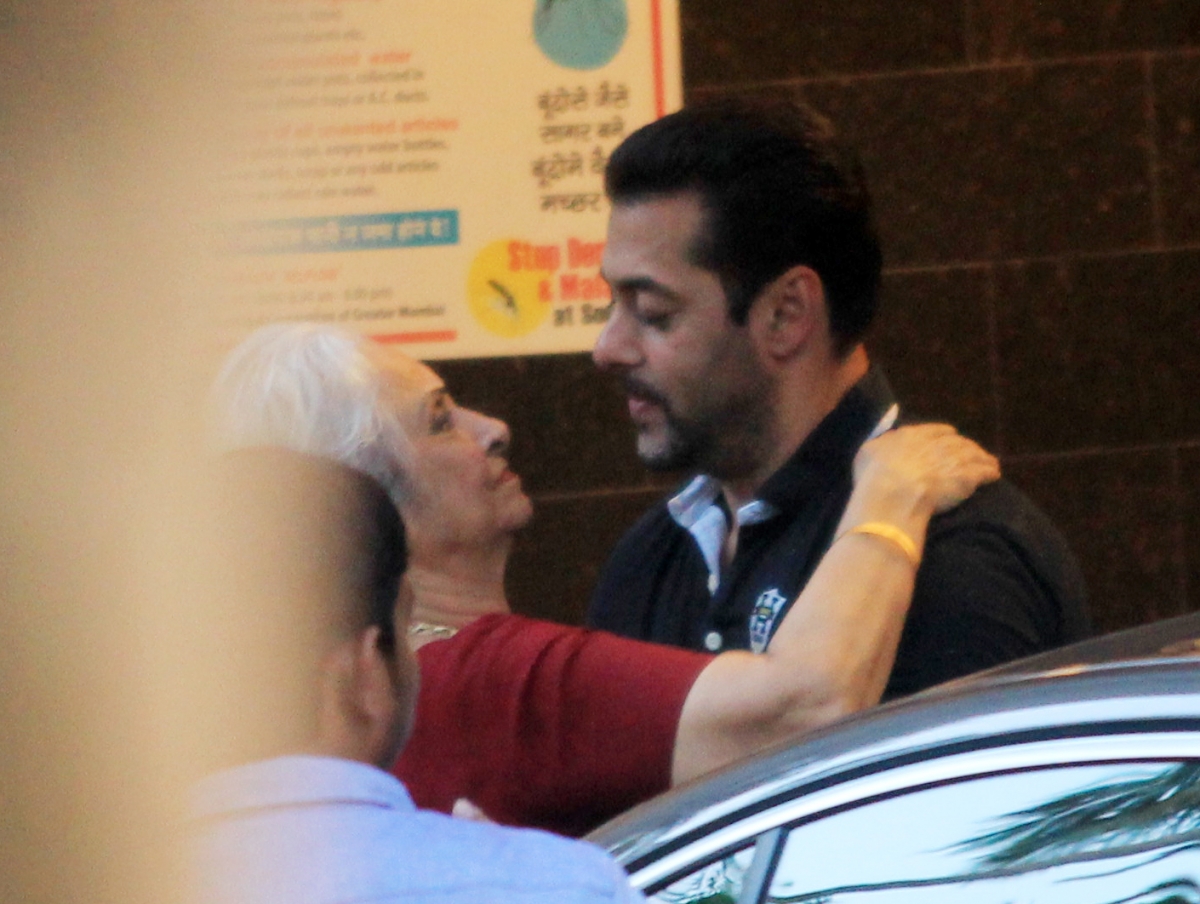 Kareena Kapoor Khan, Varun Dhawan, Hrithik Roshan and Other Celebs Visit Salman Khan's Residence