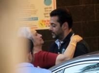 Kareena Kapoor Khan, Varun Dhawan, Hrithik Roshan and Other Celebs Visit Salman Khan's Residence