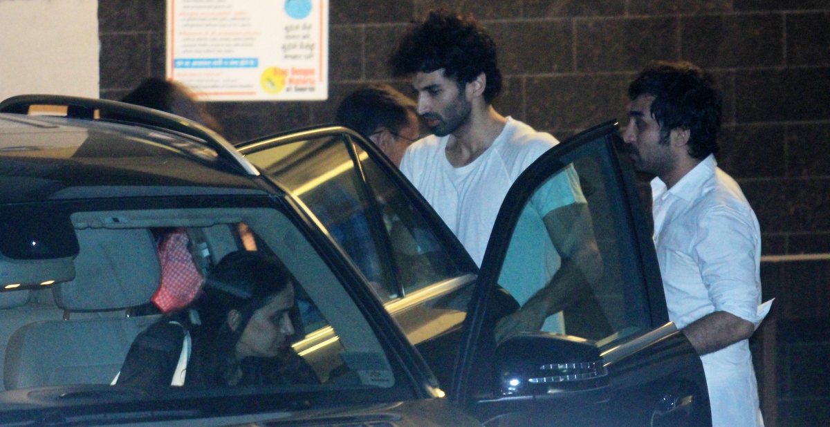 Kareena Kapoor Khan, Varun Dhawan, Hrithik Roshan and Other Celebs Visit Salman Khan's Residence