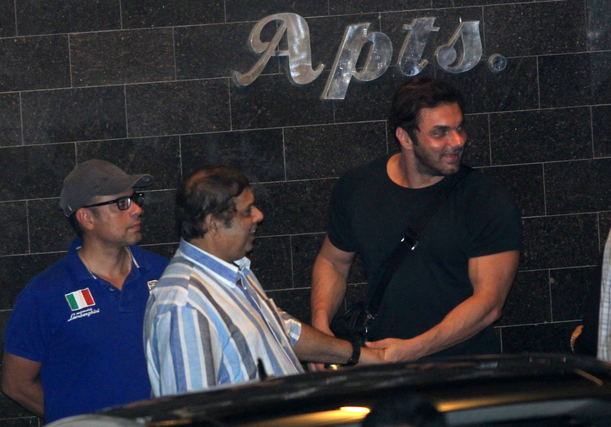 Kareena Kapoor Khan, Varun Dhawan, Hrithik Roshan and Other Celebs Visit Salman Khan's Residence
