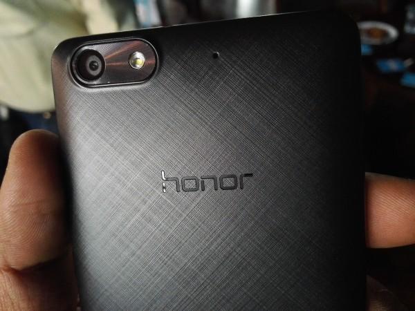 Honor Bee features similar textured back cover of Honor 4X, which gives a superior look to the device Honor Bee features similar textured back cover of Honor 4X, which gives a superior look to the device
