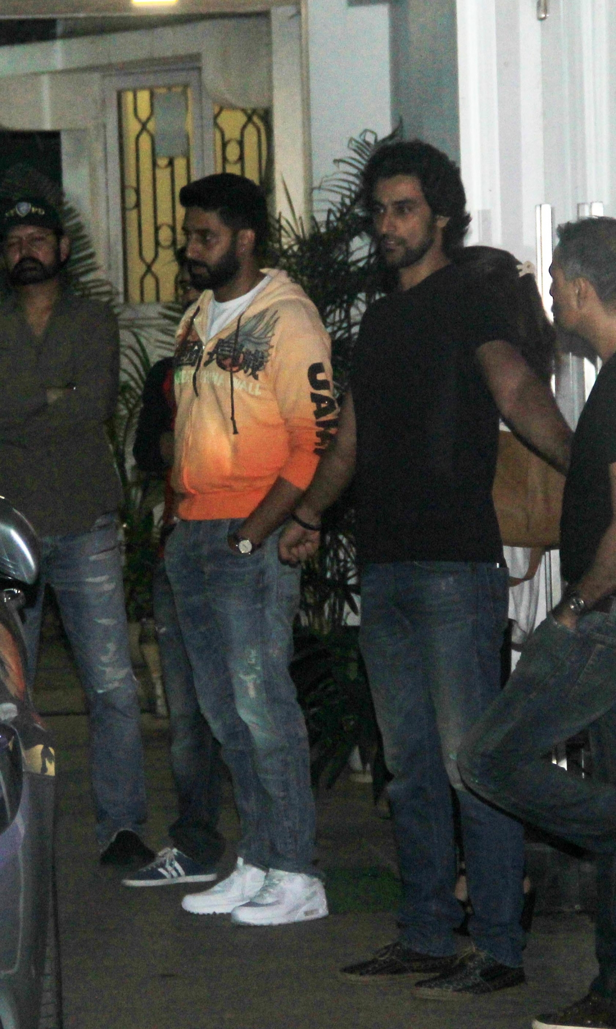 Aishwarya Rai, Abhishek Bachchan Watch 'Piku'