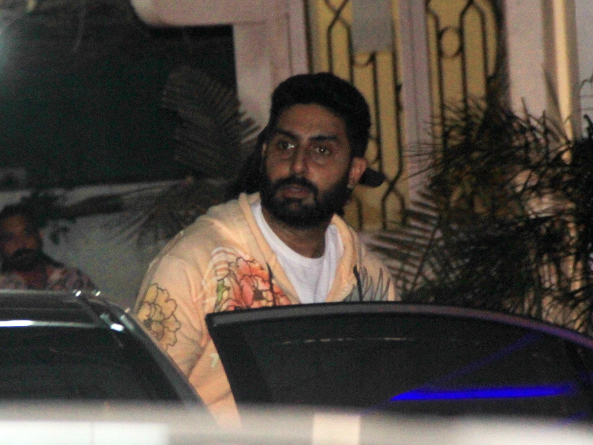 Aishwarya Rai, Abhishek Bachchan Watch 'Piku'