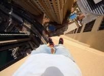 freerunner-jumps-between-ledges-of-dubai-skyscraper-hotel-video