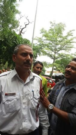 woman thrashed by traffic cop Delhi