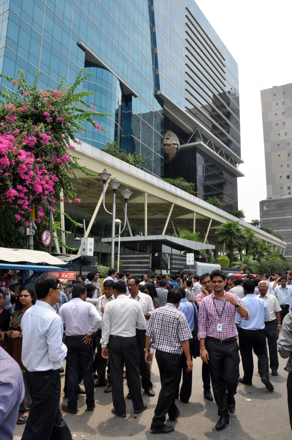 People rush out of their offices as earthquake jolts Kolkata on May 12, 2015. Kolkata Earthquake