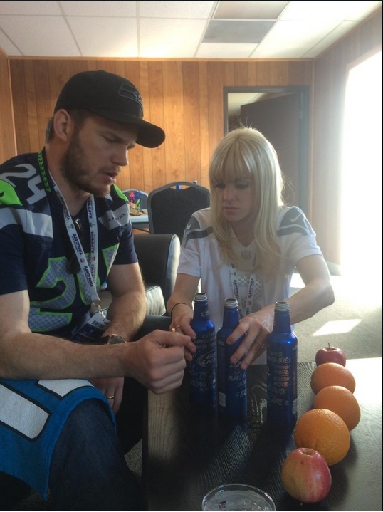 Chris Pratt discusses football strategies with Anna Faris