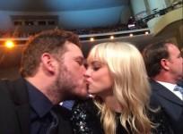 Pratt and Faris kissing at the NFL honours