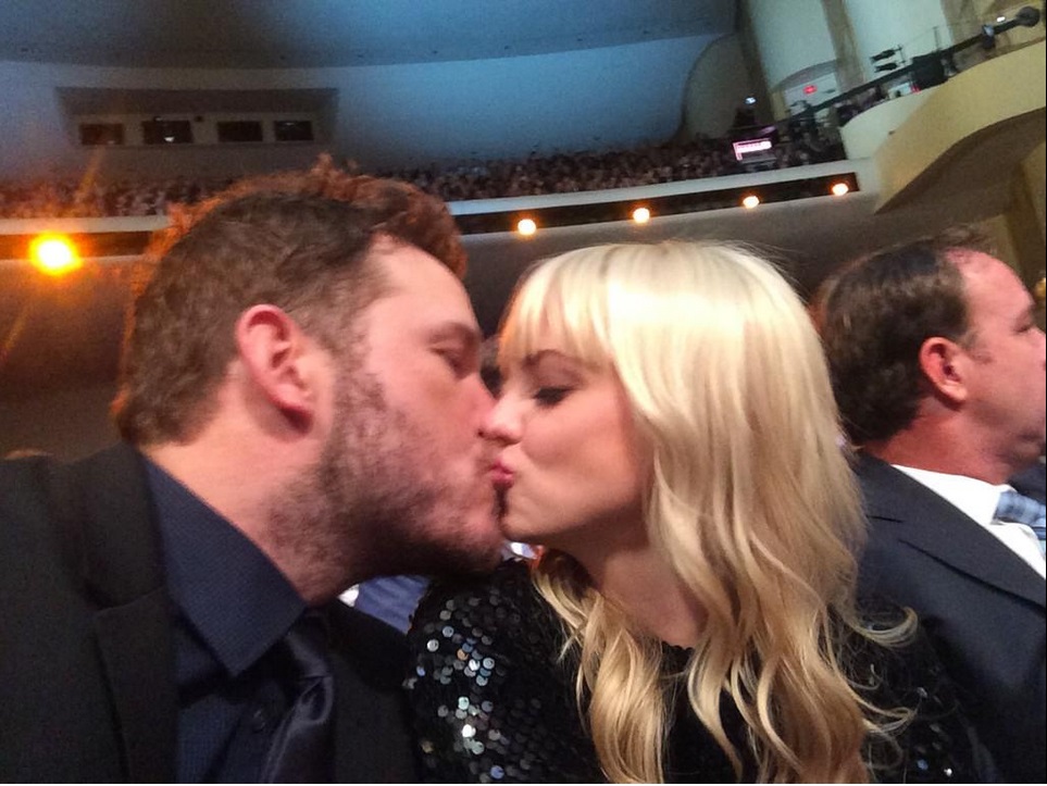 Pratt and Faris kissing at the NFL honours