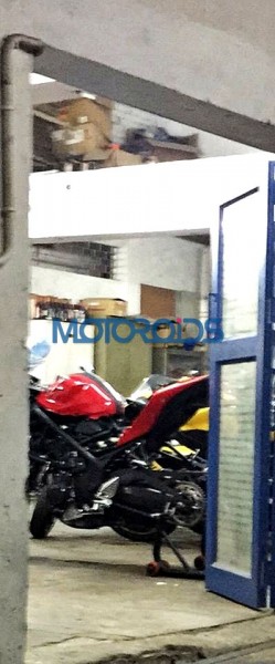 Yamaha R25 Spotted At a Dealership, Could Be Launched in India [PHOTOS]