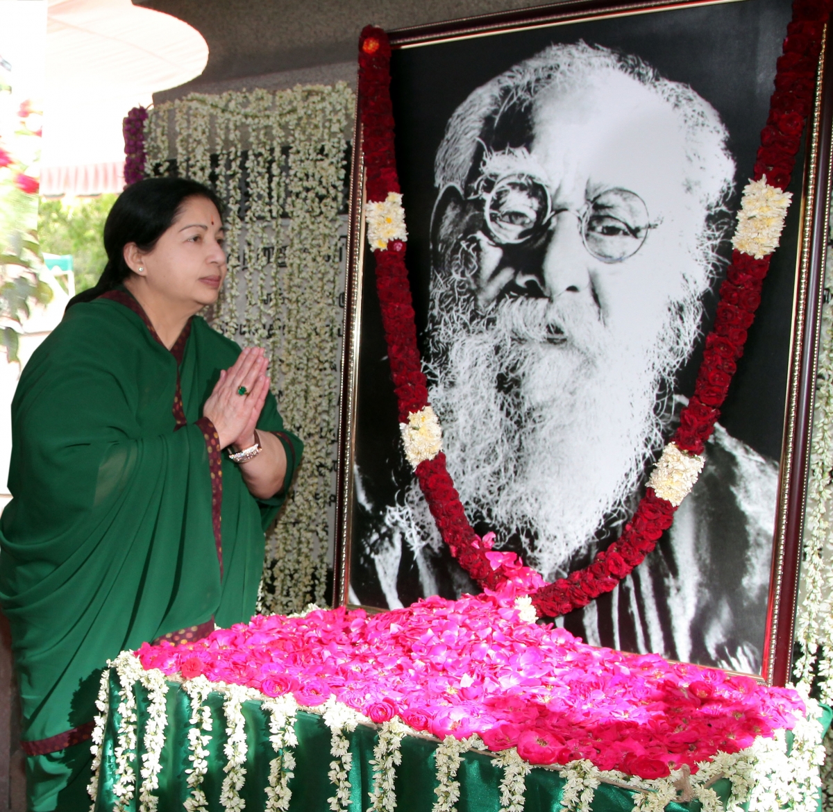 Jayalalithaa also wore a green sari on Friday, a day before her swearing-in, while paying tribute to Periyar E V Ramasamy in Chennai. Jayalalithaa