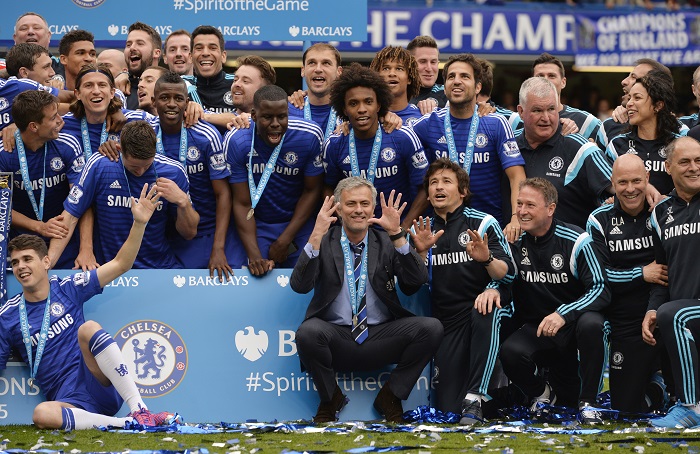 Chelsea manager Jose Mourinho (C) celebrates after winning the Barclays Premier League Chelsea vs Sunderland