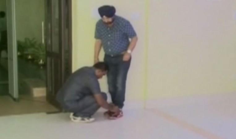 Bengal minister asks security guard to tie shoes