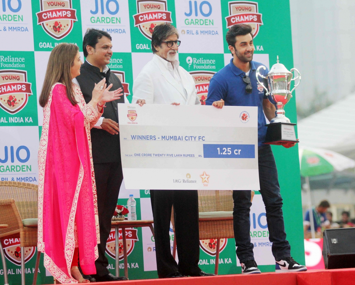 Ranbir Kapoor receives cash award from Amitabh Bachchan