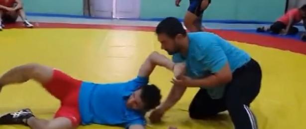 Aamir Khan practising Wrestling Aamir Khan practising Wrestling