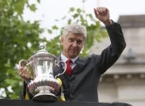 Arsene Wenger Arsenal FA Cup Trophy 2015
