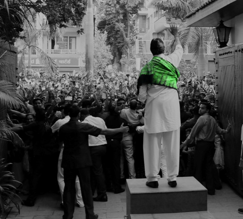 Amitabh Bachchan meets their fans infront of their Jalsa bungalow